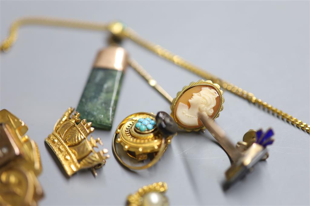 Assorted jewellery including a 9ct coronet brooch, 3.8 grams, a Victorian yellow metal mourning brooch, 48mm, (a.f.) etc.